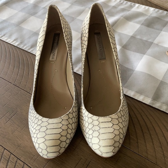 BCBGMAXAZRIA Snake Pattern Gray White Cream Pumps - Picture 6 of 13